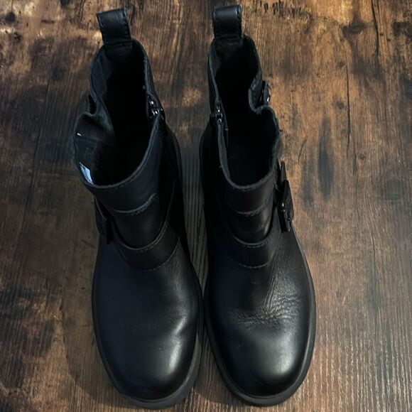 UGG Saoirse Leather Booties in Black Size 8 / Like New - Picture 8 of 13